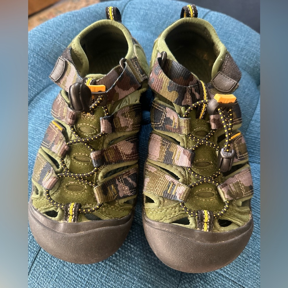 Keen Camo Outdoor Sandals with Protective Toe Bumper. Size 2. Awesome Condition!